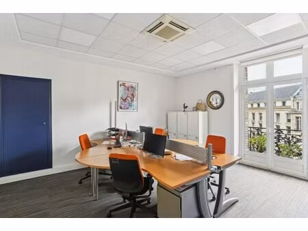 location local professionnel 260m²