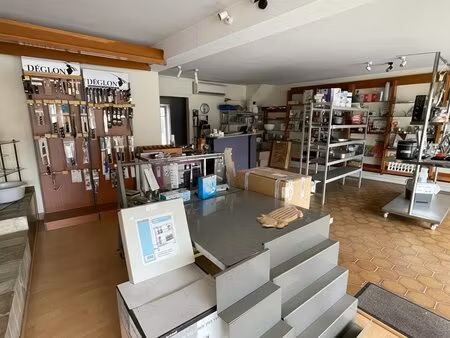 local commercial idéalement situé