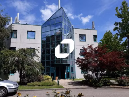 a louer  surface idéalement située proche des axes routiers