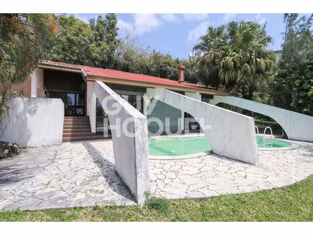 bellepierre propriété de caractère à réinventer  vue mer