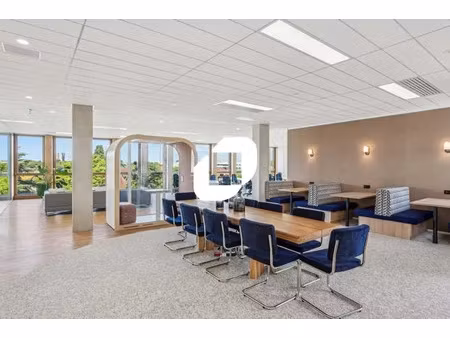 a louer  plateau entièrement aménagé à louer proche métro !