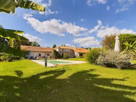 belle propriété offrant une maison en pierre avec deux maisons d'amis  le tout sur 3 5 hec