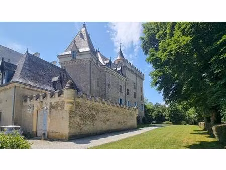 demeure historique dans l'aile d'un château  3 chambres