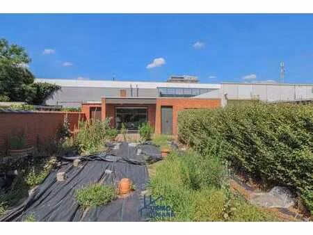 niet-vergunde bungalow op bouwgrond gelegen in een rustig...