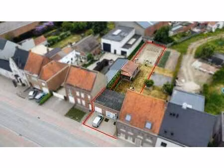 rez-de-chaussée à transformer en appartement ou studio.