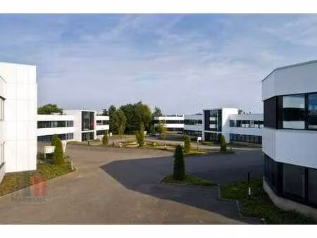 bureaux et entrepôts bénéficiant d’une visibilité depuis ...