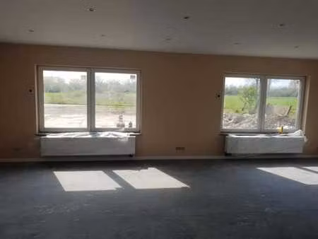 bureau (60m²) et entrepôt de stockage (170m²)