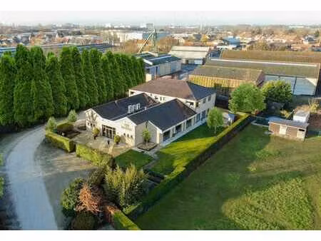 très belle salle de fête contemporaine avec espaces multifon