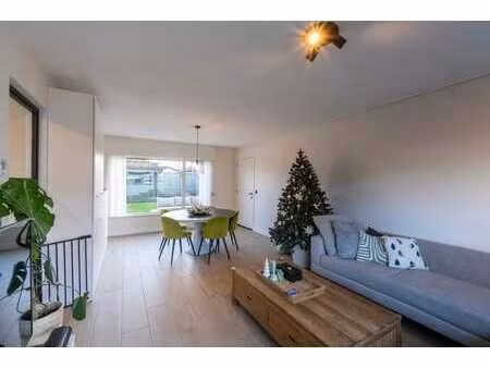 vernieuwde woning met garage en zonnige tuin in doodlopen...