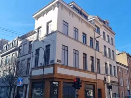 centre ville: commerce de coin - lumineux - 43 m² -