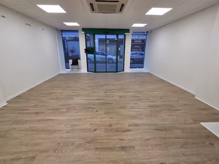 local à louer  se situant dans une rue passante et commercan