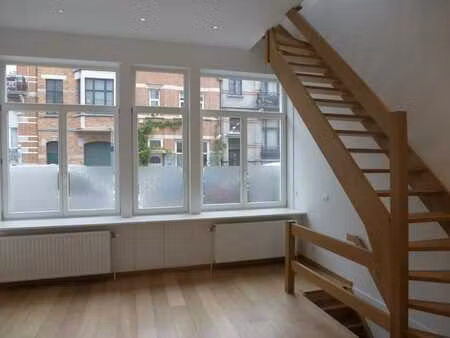 vaste et lumineux duplex 2 chambres - cour - peb: c