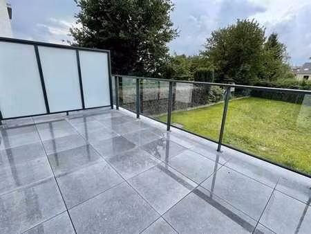 à proximité de la place dumon (métro stockel)