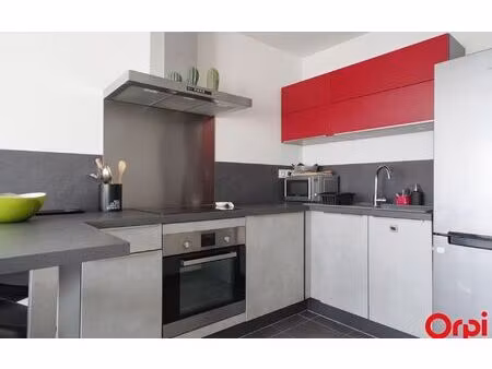 location appartement  m² t-2 à décines-charpieu  800 €