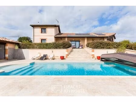 maison en position dominante avec vue à esparsac