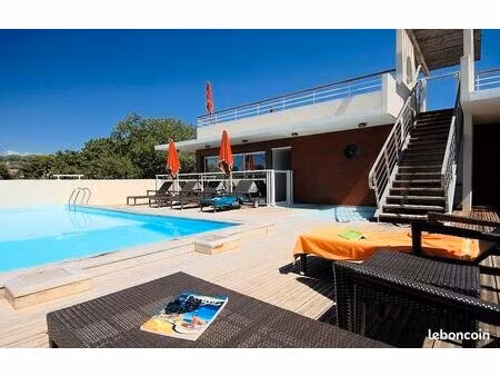 grand studio parking terrasse piscine