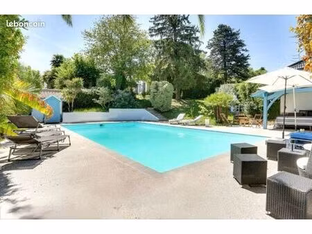 villa 6 pièces 231 m²