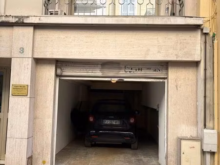 double garage fermé avec atelier attenant