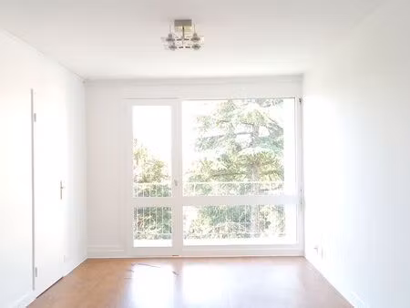 joli studio lumineux de 26 m² avec un grand balcon sans vis-à-vis vue sur jardin (chauffag