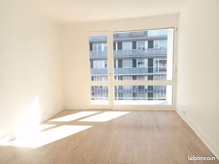 joli deux-pièces de 38 m² avec un grand balcon (chauffage et eau inclus)