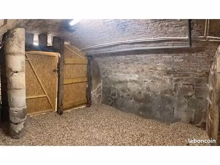 cave/ lieu de stockage