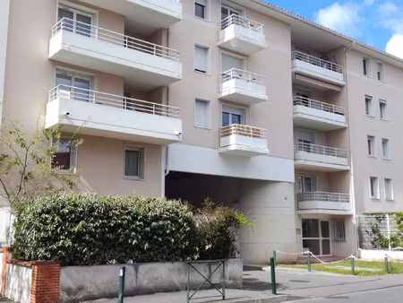 grand t3 meublé au 2ème étage d'une résidence sécurisée avec