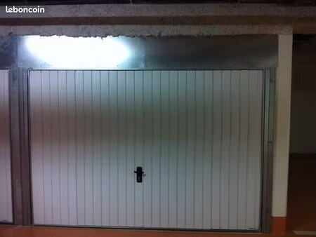 garage fermé dans résidence récente non inondable