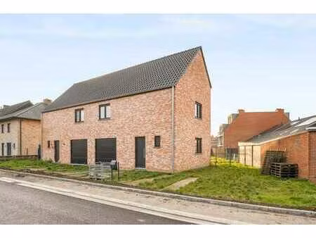 maison neuve à moitié ouverte avec 3 chambres  garage et ja