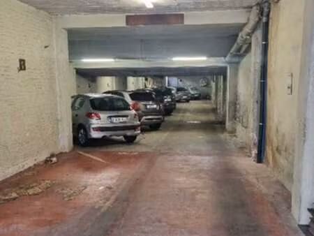 ensemble de huit emplacements de parkings intérieur à forest