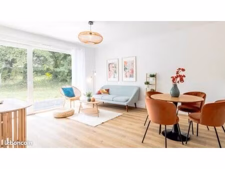 maison contemporaine avec jardin et garage