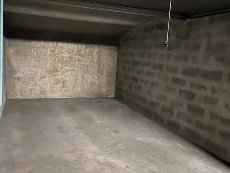 garage/box fermer à louer à caluire-et-cuire