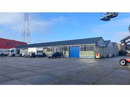 entrepôt stratégiquement situé avec bureau à louer à merelb