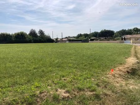 terrain plat de 922 m² emprise au sol 138 m² hors abf