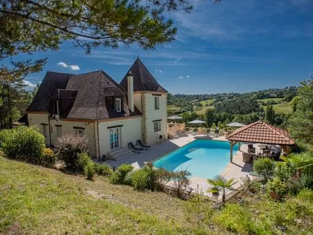 magnifique maison de 6 chambres  vue imprenable  plus appartement de 2 chambres  superbe..