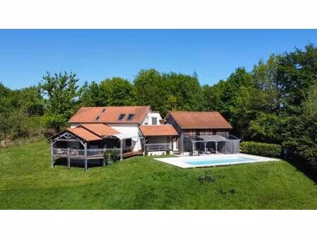périgord noir  sur les hauteurs de la vallée de la vézère  très belle maison de 2010....