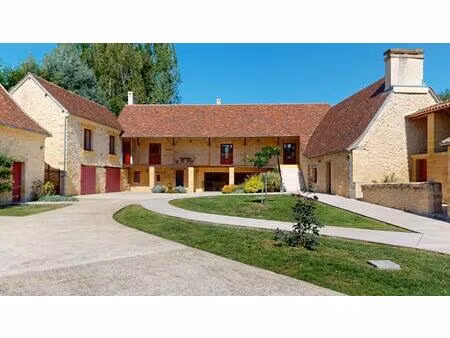 en périgord noir  sur 7 ha  domaine composé d'un ancien moulin ayant fait l'objet d'une...