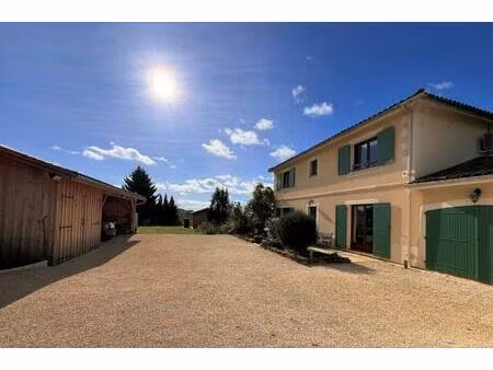 belle maison de 4 chambres avec piscine en terrasse  poolhouse  2 garages  abri voitures .