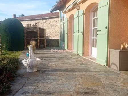 maison familiale lumineuse au cœur d’un jardin épuré.