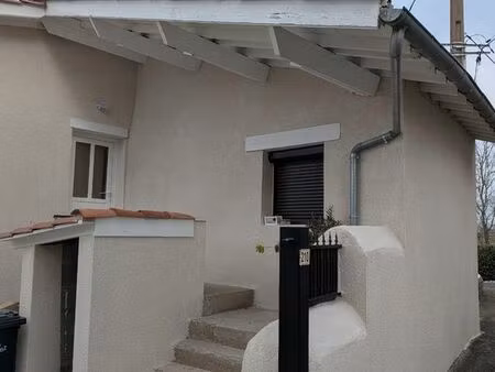 petite maison dans hameau tranquille