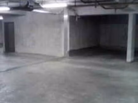 grand emplacement de parking sécurisé