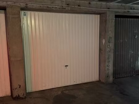 garage box fermé à louer – 15 m² – sécurisé