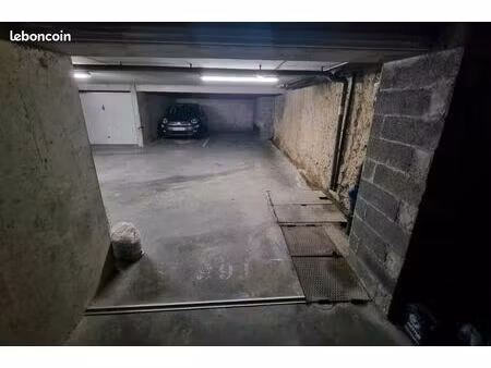 parking fermé métro compans