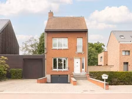 halfopen gezinswoning met grote tuin in groene omgeving