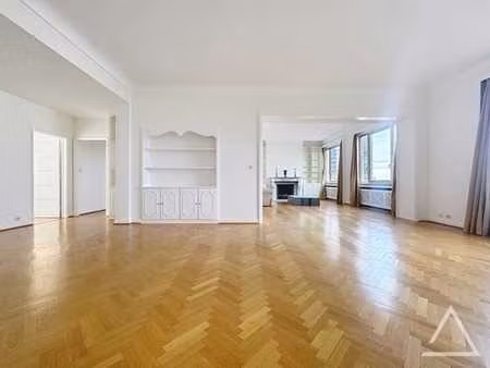 louise  appartement 2 chambres + cave et garage box