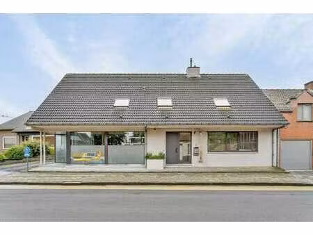 dossier discret : maison unique avec un complexe de sauna ex