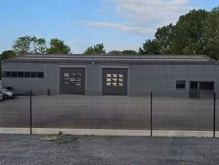 spacieux entrepôt - 1550 m2 + bureaux