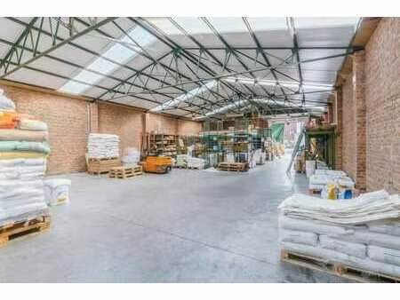 magazijn met achterliggende grond nabij het dorpscentrum