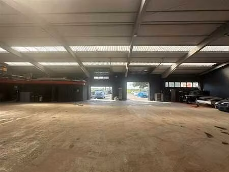 spacieux entrepôt commercial - 1550 m2 + bureaux