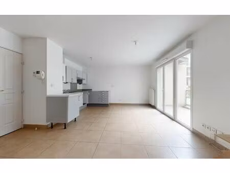 location appartement  61.48 m² t-3 à limonest  1 150 €