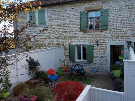 maison mitoyenne avec extérieur et garage